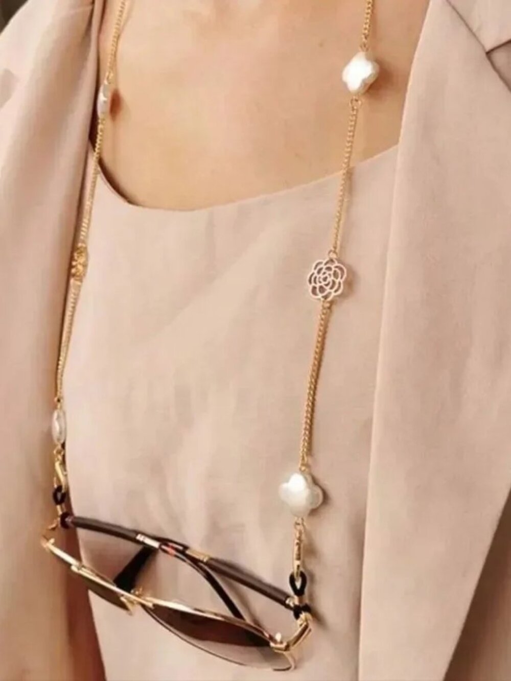 Elegant Gold Eyewear Chain with Floral Accents R307